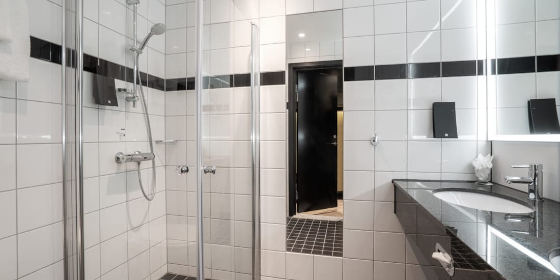 Bad med dusj og servant på Thon Hotel Oslo Airport