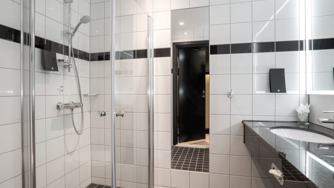 Badeværelse med bruser og servante på Thon Hotel Oslo Airport