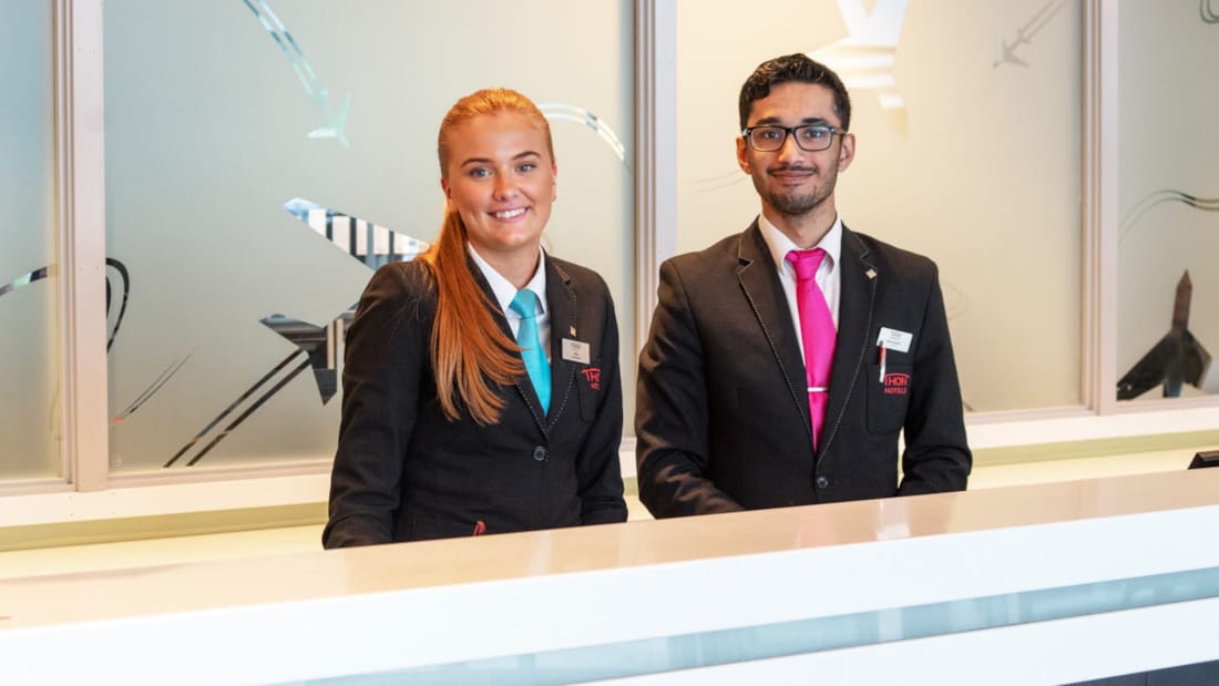 Reception med två receptionister på Thon Hotel Oslo Airport