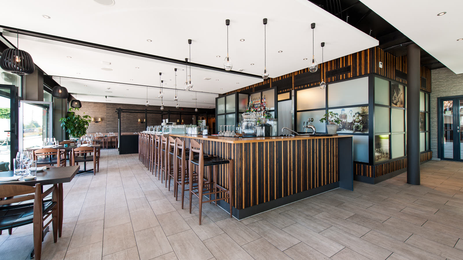 Spiseområde, bar, brune bord, hvitt tak, vindu