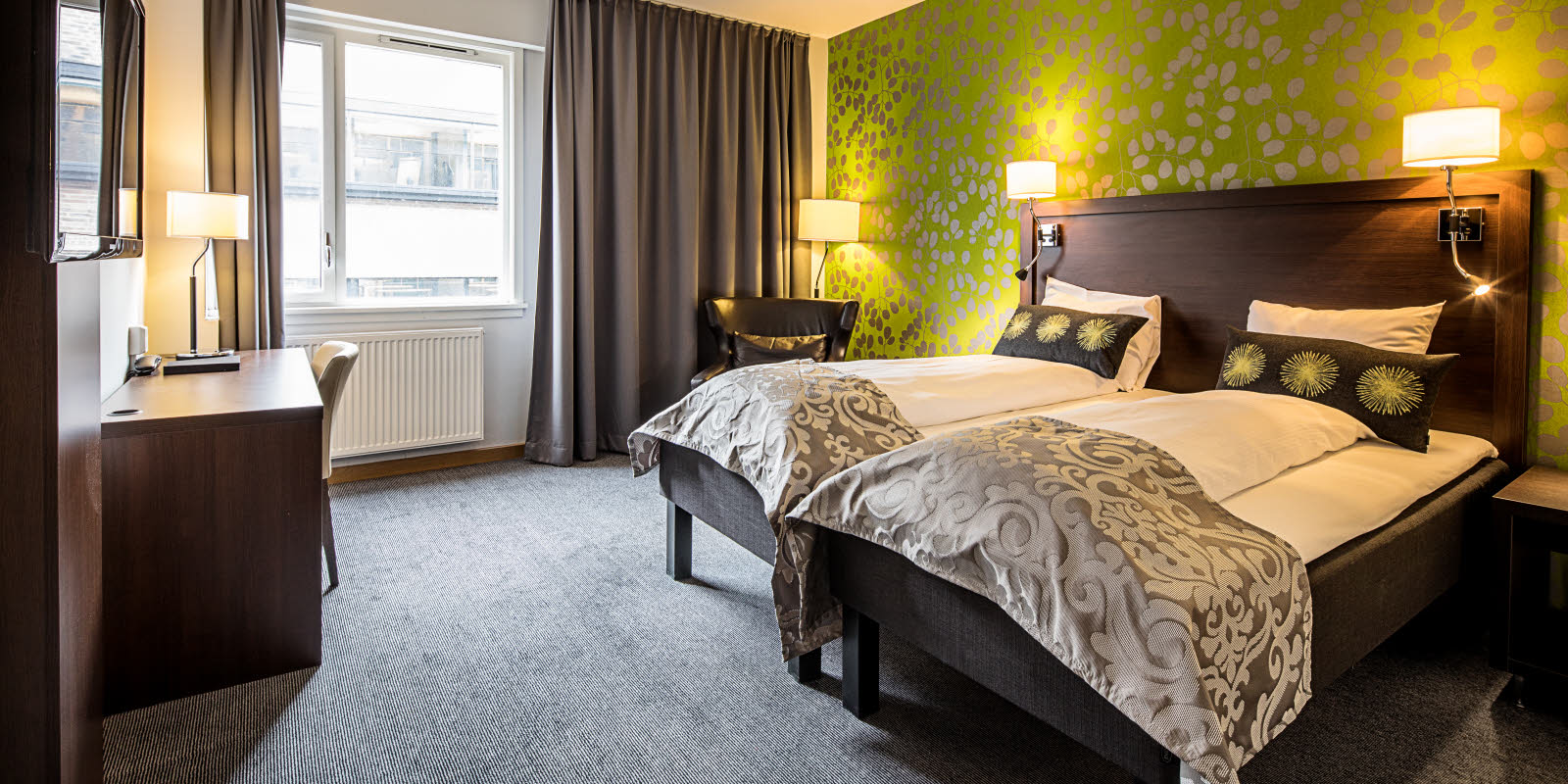 Dobbeltrom med stor seng og skrivebord