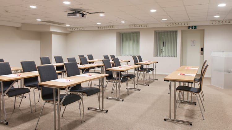 Konferenslokal på Thon Hotel Hammerfest med klassrumsmöblering med 26 platser