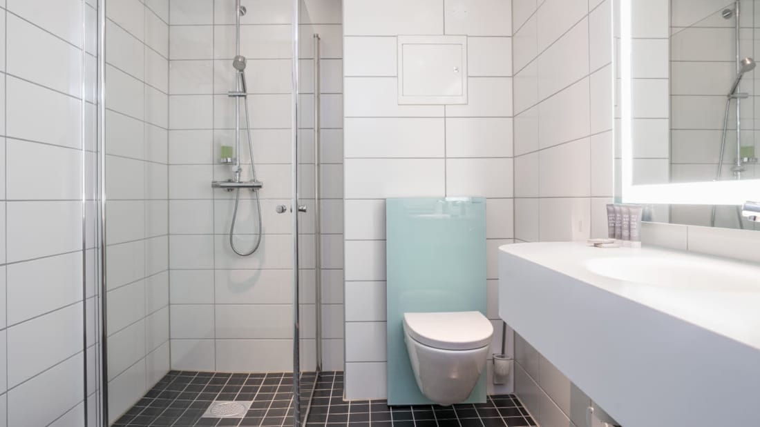 Toalett, dusch och handfat i Superior Room på Thon Hotel Hammerfest