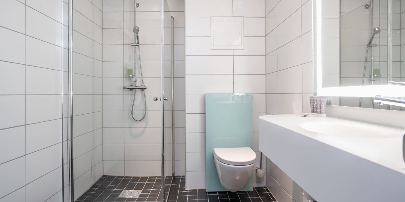 Badrum med toalett och dusch i Superior Room på Thon Hotel Hammerfest