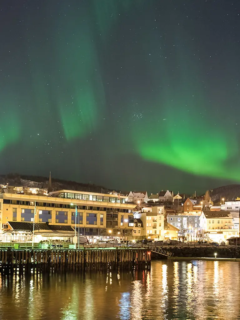 Norrskenet lyser upp himlen över Harstad