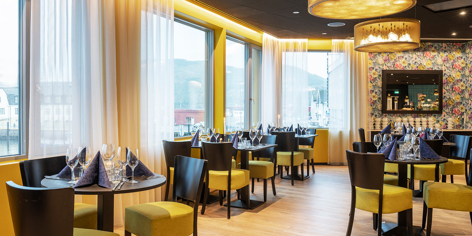 Spiseriet med dekkede bord på Thon Hotel Harstad