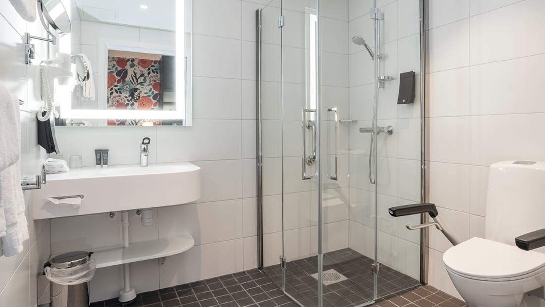 Handfat, dusch och toalett i tillgänglighetsanpassat standardrum på Thon Hotel Harstad