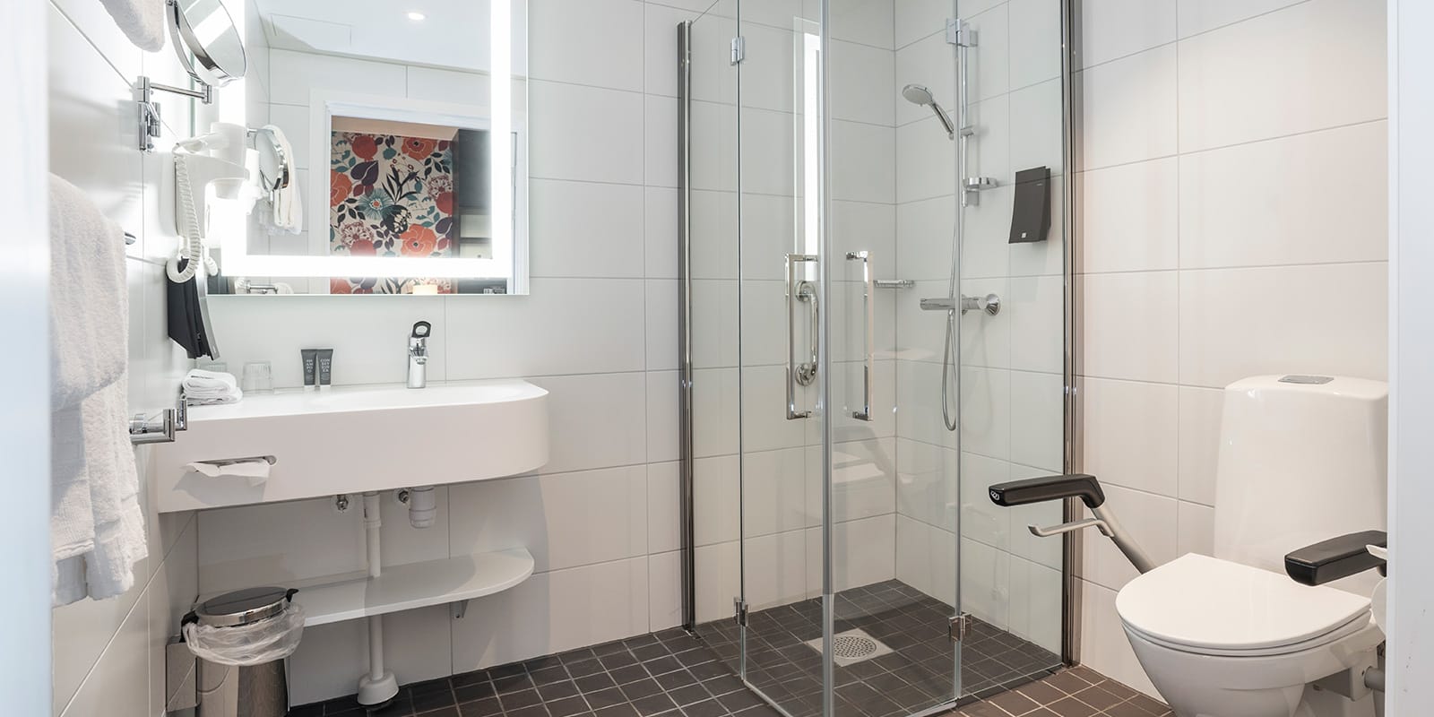 Handfat, dusch och toalett i tillgänglighetsanpassat standardrum på Thon Hotel Harstad