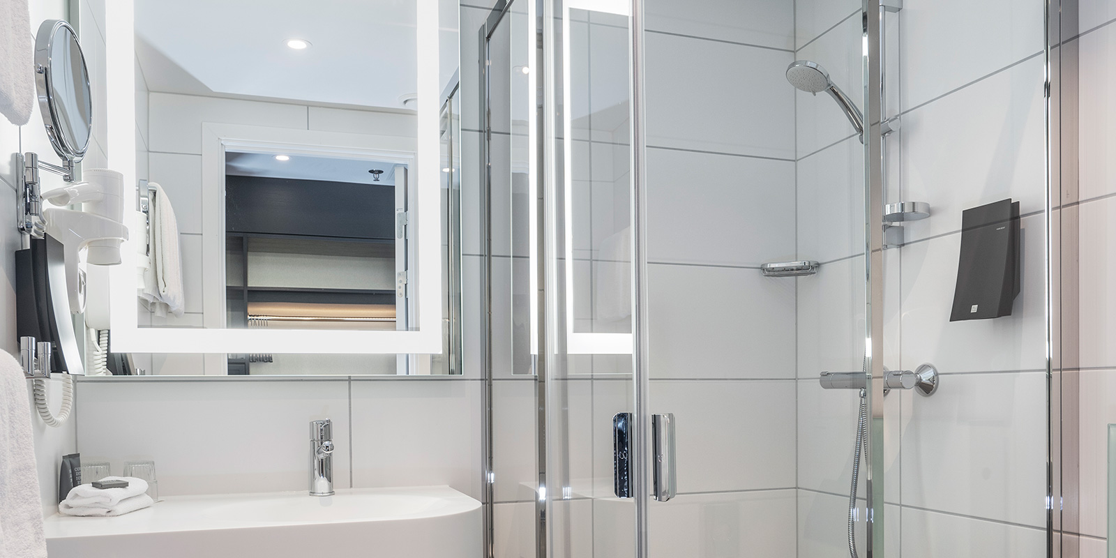 Håndvask og bruser i badeværelse i standardværelse på Thon Hotel Harstad