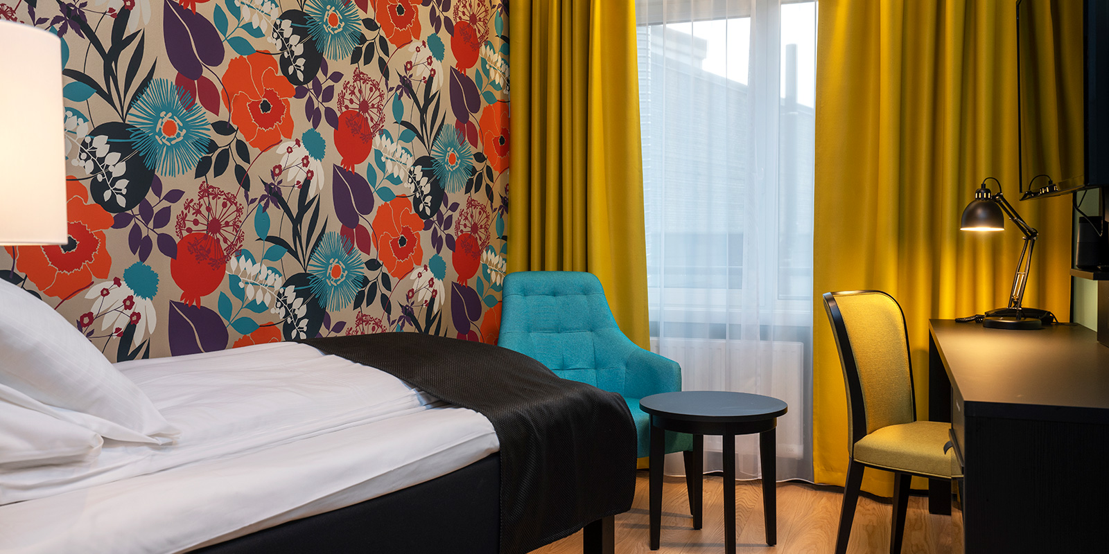 standard room single enkeltseng, skrivebord, stol og tv