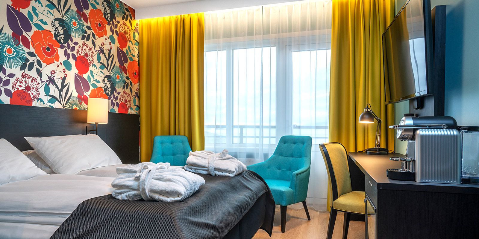 Morgenkåbe på sengen i Superior Room på Thon Hotel Harstad