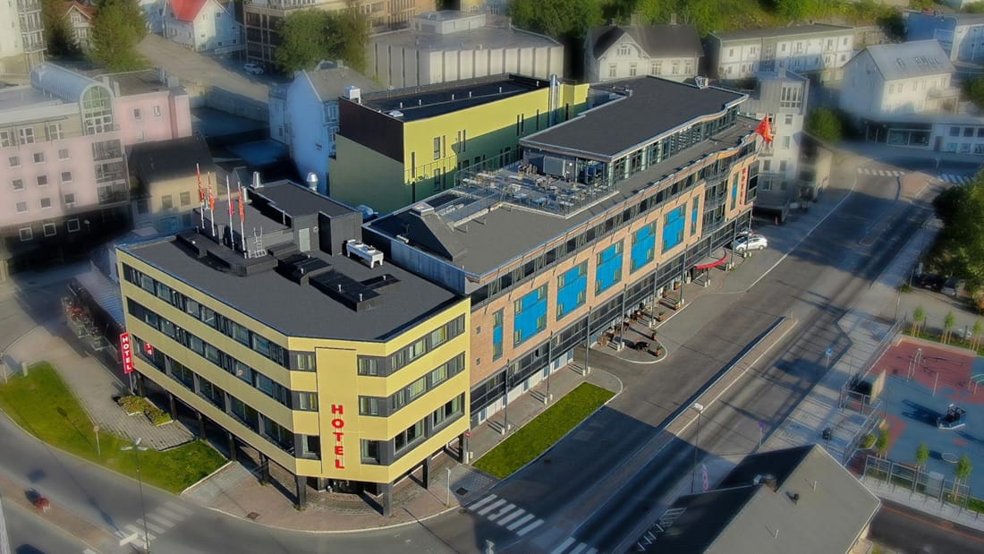 Dronebillede af facaden på Thon Hotel Harstad