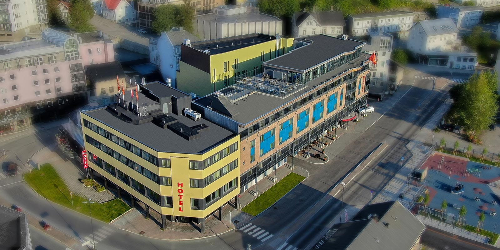 Dronebilde av fasaden til Thon Hotel Harstad