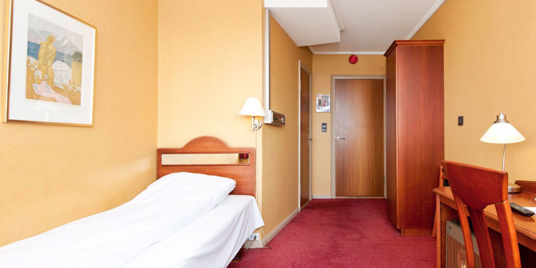 Bed in kleine eenpersoonskamer in Thon Hotel Saga in Haugesund