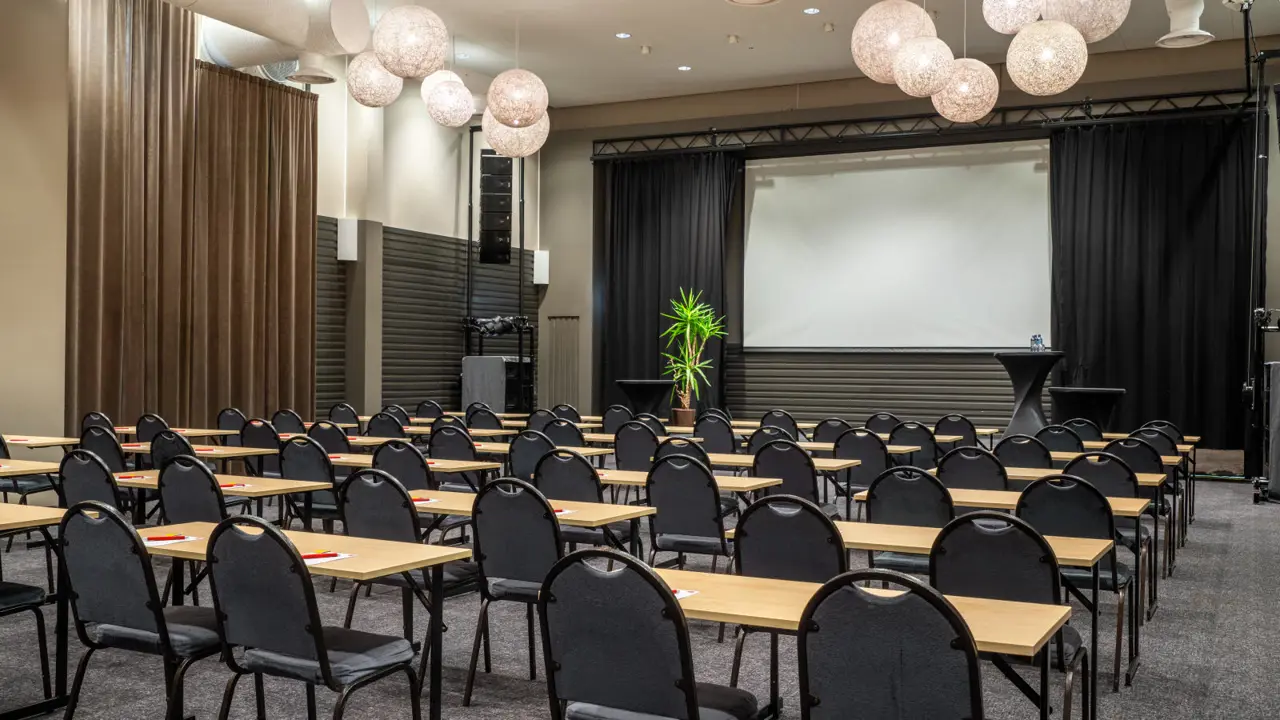 Konferencelokale med klasseværelsesopsætning på Thon Partner Hotel Horten.