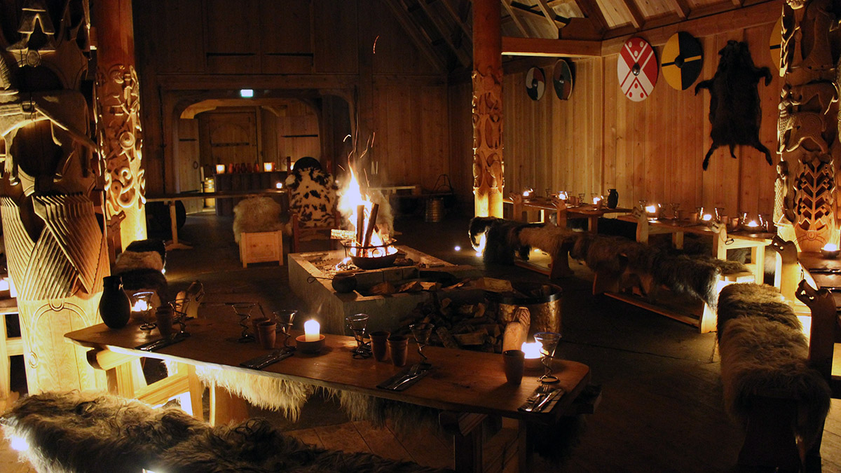 Gildehallen er dekket til festmiddag i Midgard Vikingsenter