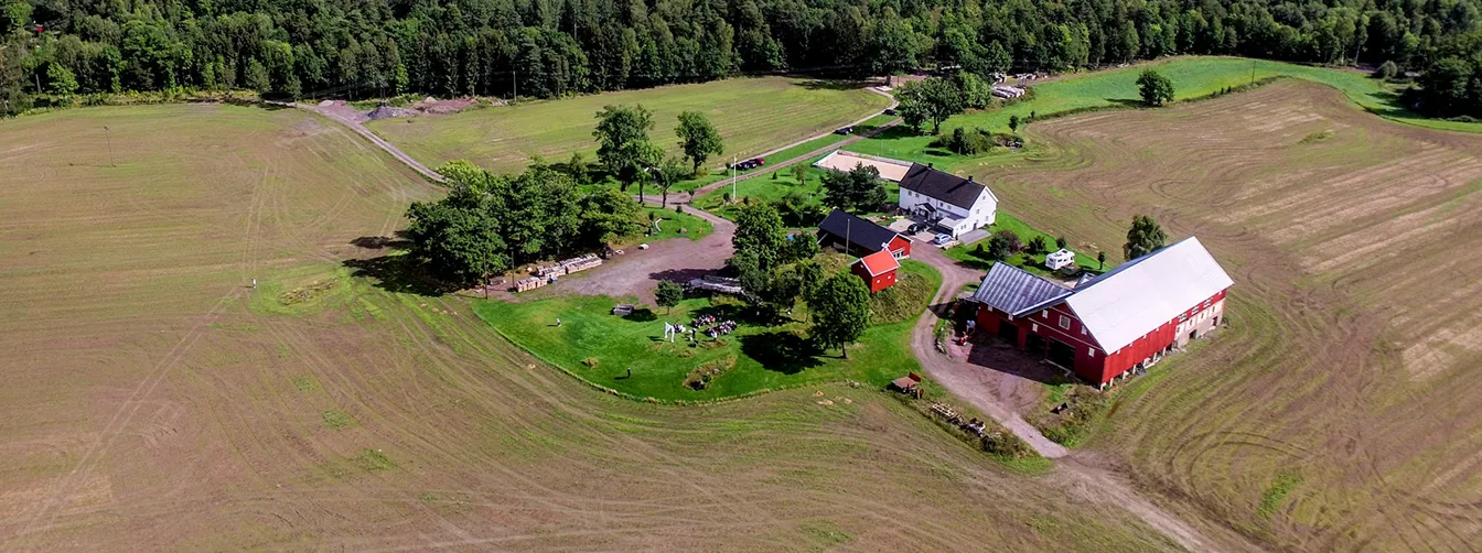 Översiktsbild över Tufte Gård, som erbjuder roliga teambuildinguppgifter, föreläsningar, middagar och mycket mer.