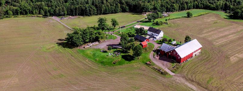 Oversiktsbilde over Tufte G&aring;rd hvor det tilbys morsomme teambuilding-oppgaver, foredrag, middager og mer.