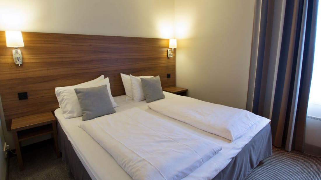 Säng i standard dubbelrum på Hotel Horten