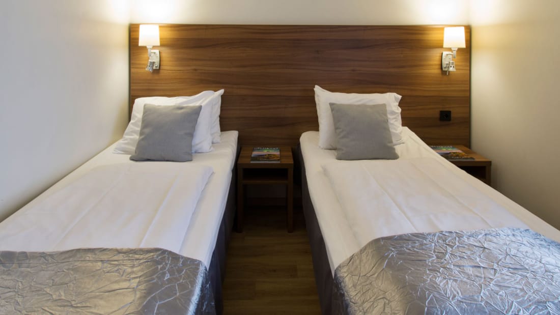 To senge i standard twin-værelse på Hotel Horten