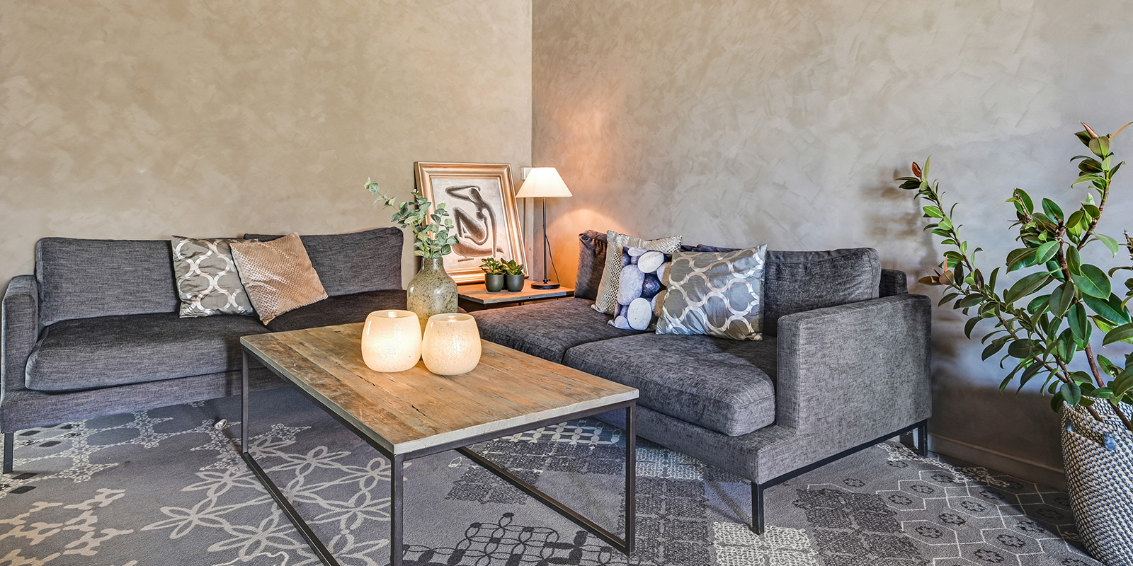 Lounge med bord og sitteplasser på Hotel Horten