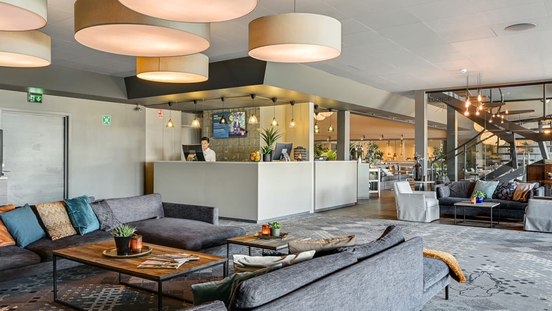 Lounge med borde og siddepladser på Hotel Horten