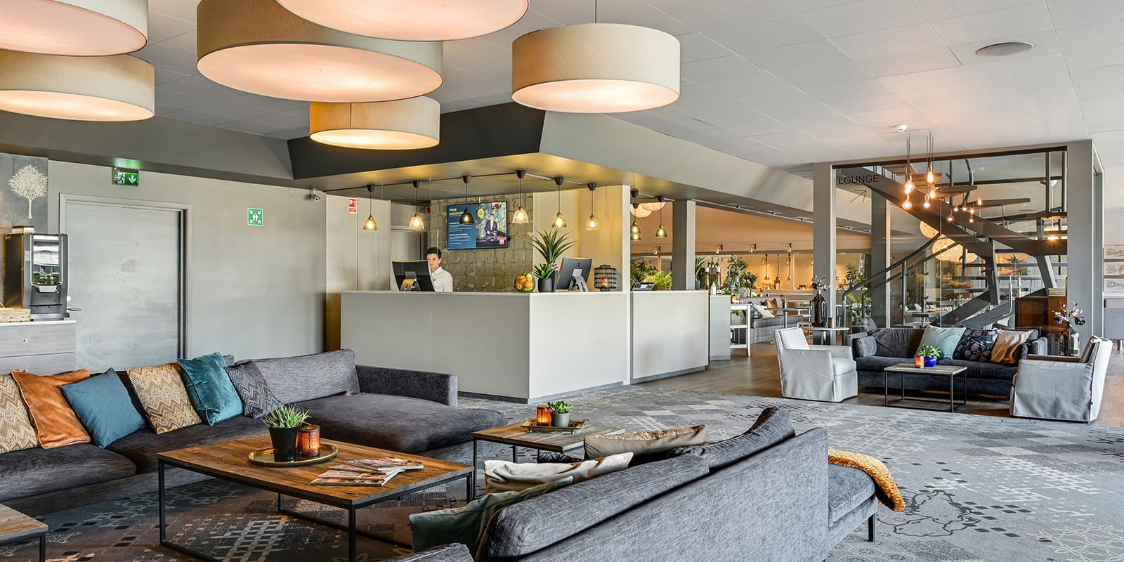 Lounge med bord og sitteplasser på Hotel Horten