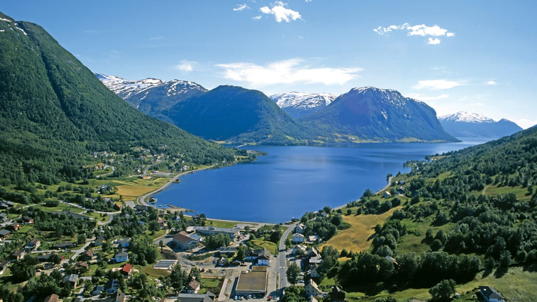 Utsikt over fjell og fjord i Jølster