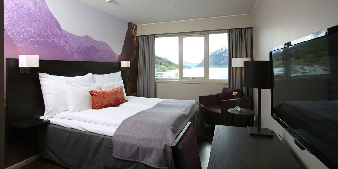 Bed in tweepersoonskamer in Thon Hotel Jølster