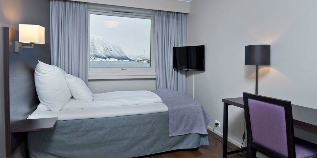 Bed in eenpersoonskamer in Thon Hotel Jølster