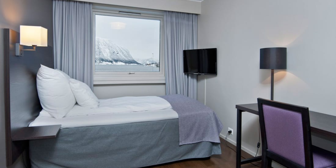 Bed in eenpersoonskamer in Thon Hotel Jølster