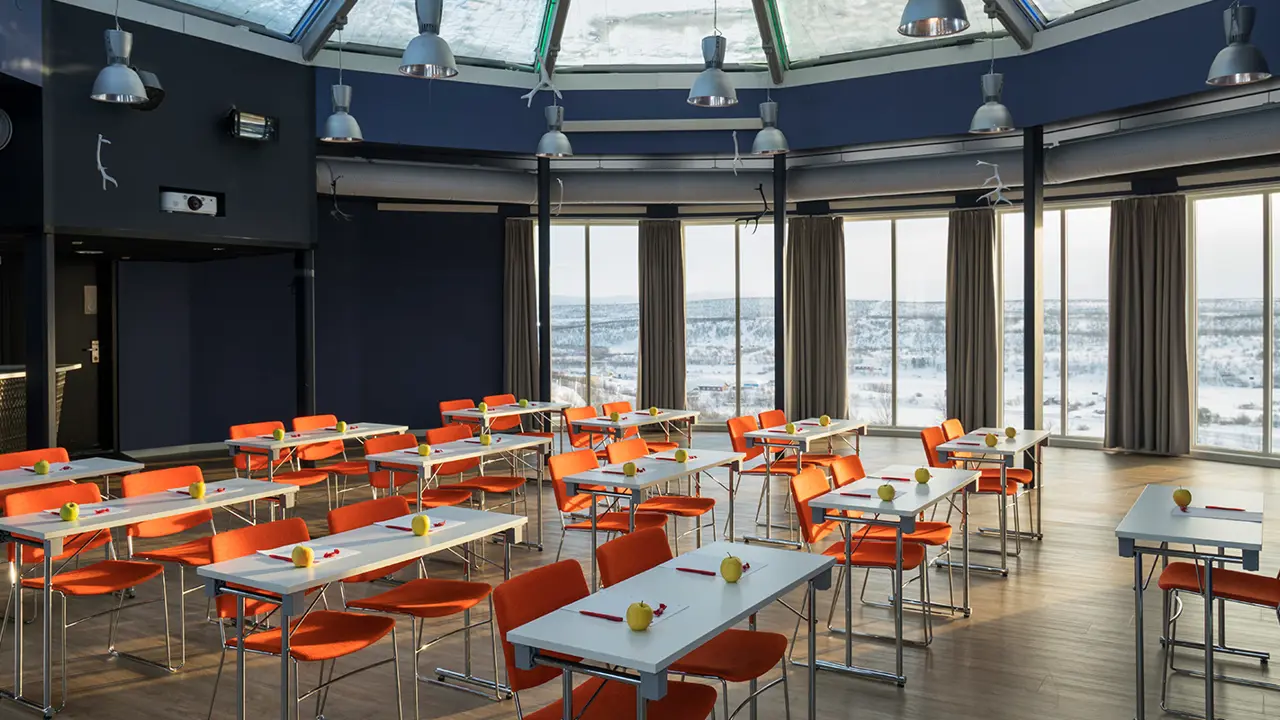 Konferenssal med klassrumsmöblering på Thon Hotel Kautokeino.
