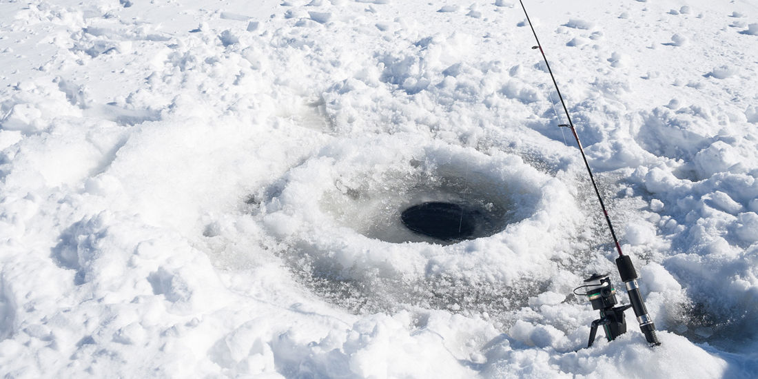 Isfiske i Kautokeino med fiskestang og hull i isen