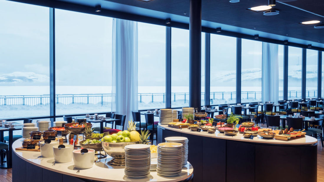 Frokostbuffet med frisk frukt på benken på Thon Hotel Kirkenes ved kaia i Kirkenes sentrum