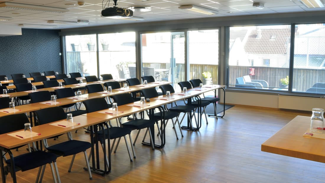 konferencelokalet torvet med klasseværelsesopsætning