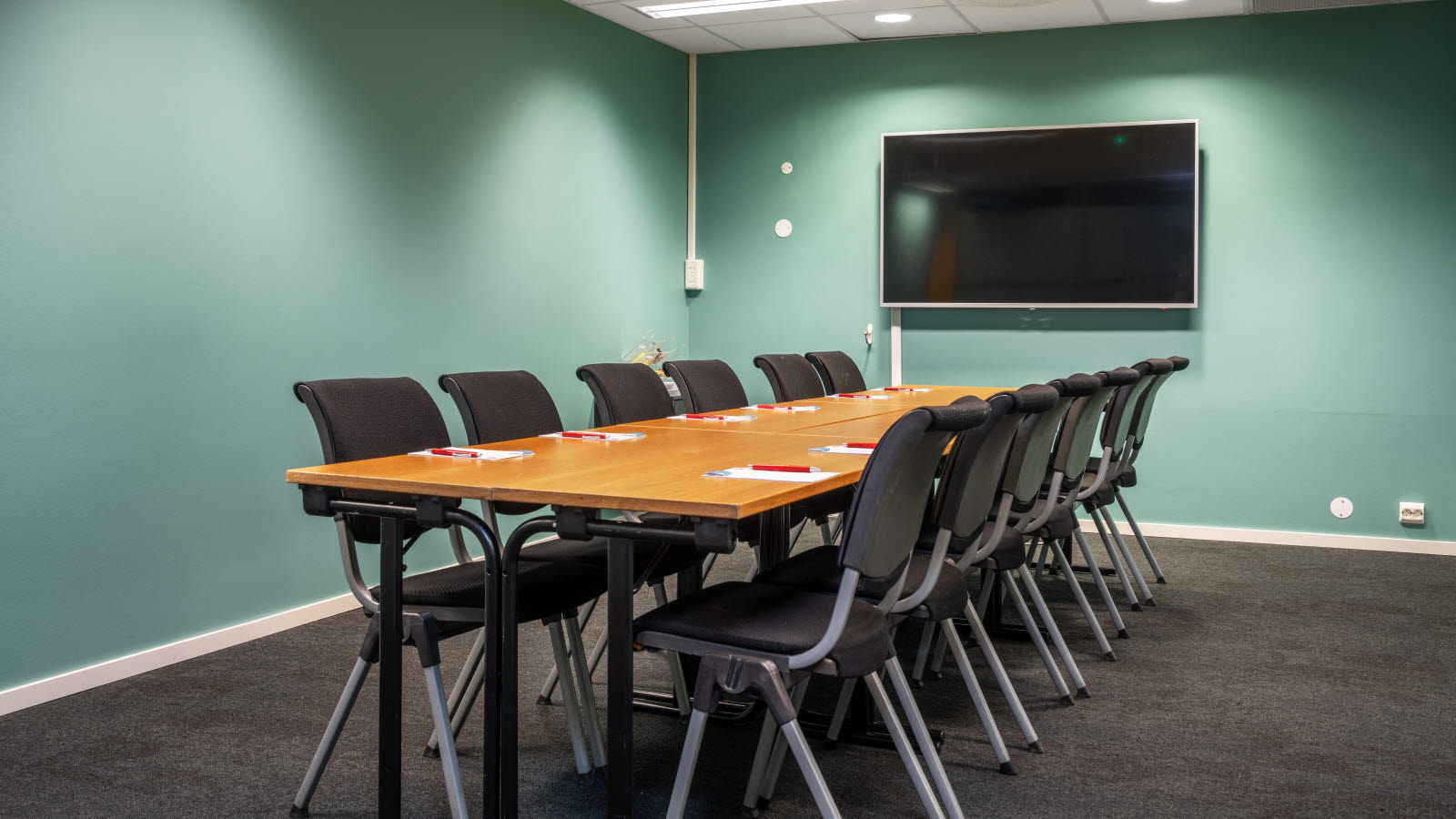 konferanserom posebyen med styrebordoppsett