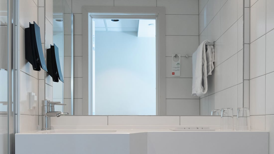 Håndvask med sæbe i badeværelset i standardværelse på Hotel Norge