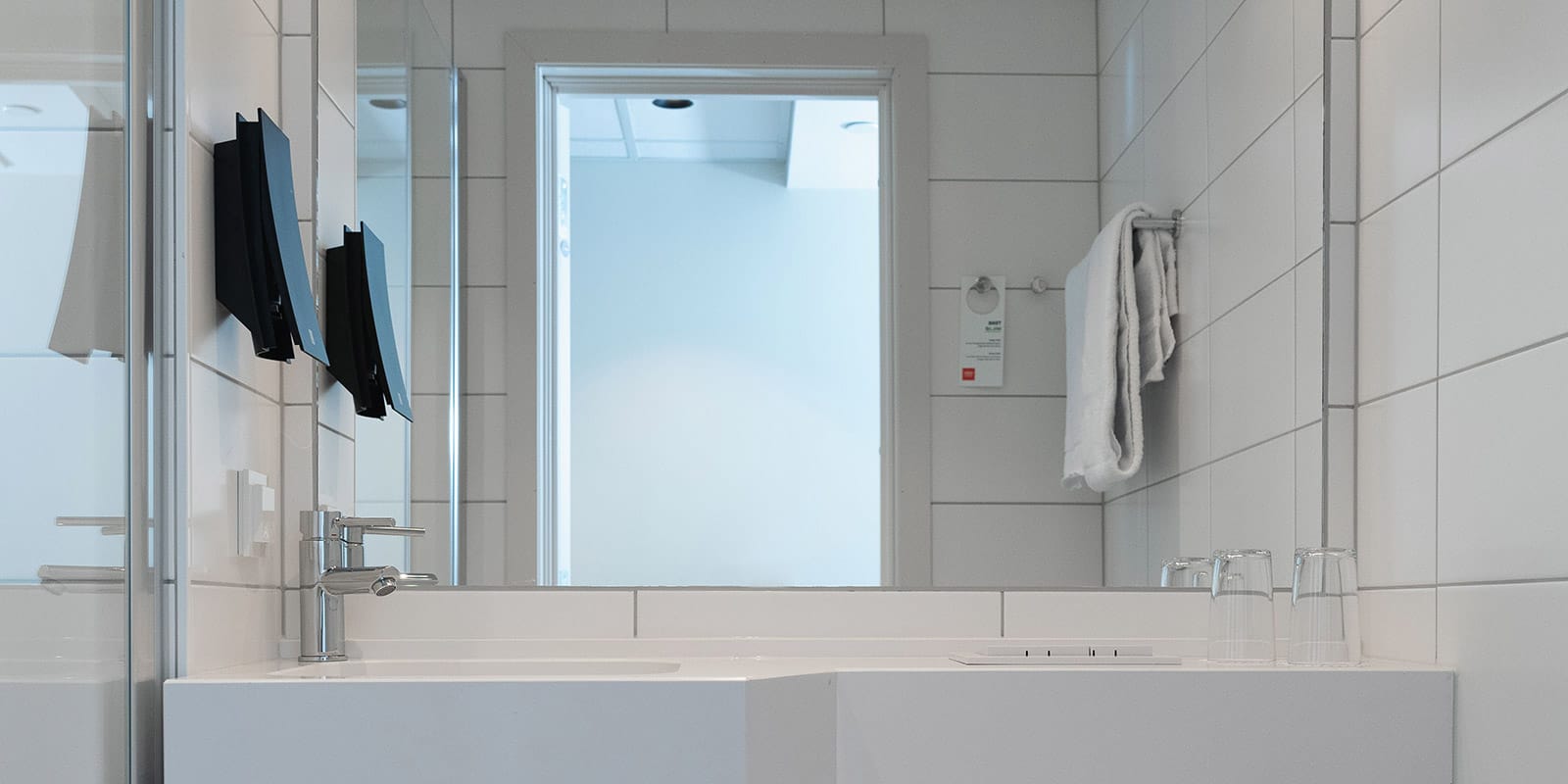 Handfat med tvål i badrummet i standardrum på Hotel Norge