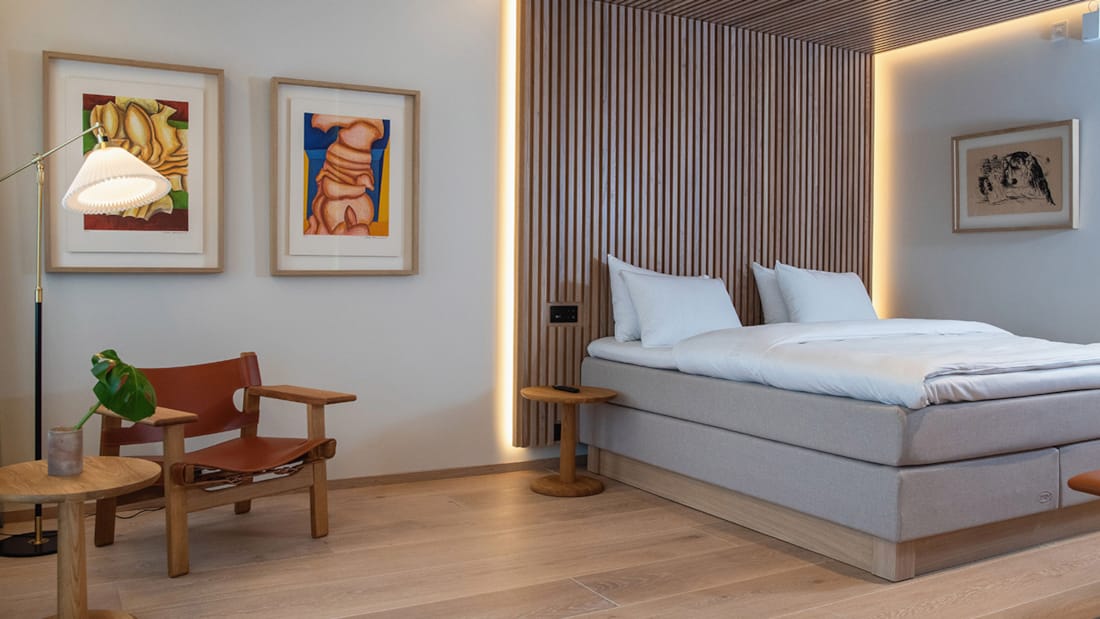 Siddeplads og stor seng i suiten på Hotel Norge