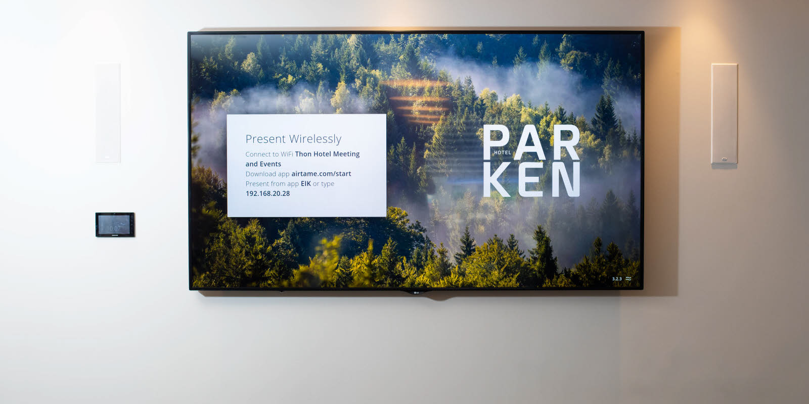 Skærm i konferencelokalet Eik