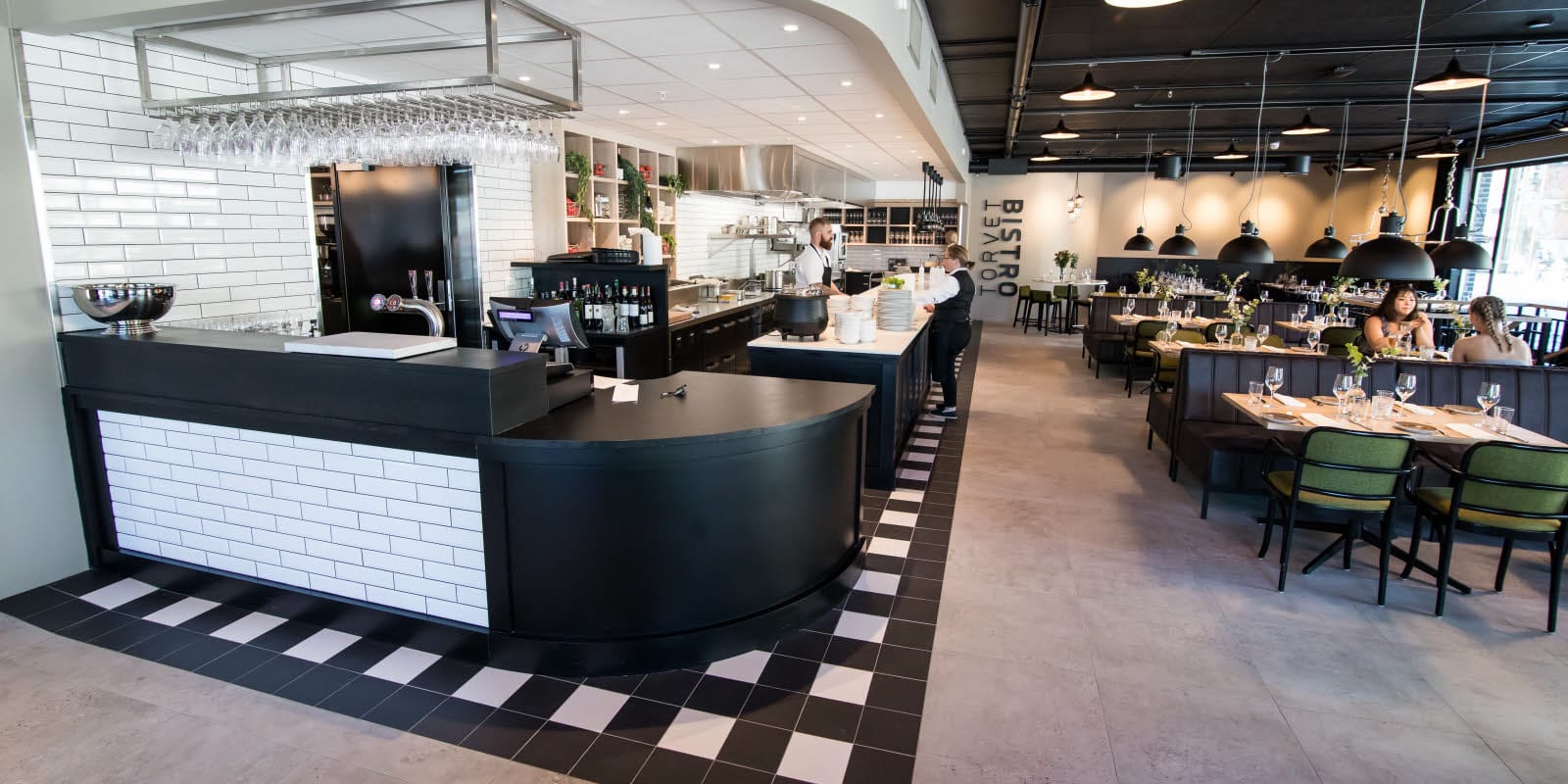 Vy över restaurangen Restaurang med kock och servitör som planerar dagen på Torvet Bistro på Hotel Parken i Kristiansand centrum