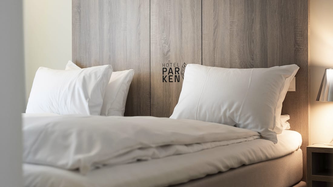 Säng i Junior Suite på Hotel Parken i Kristiansand