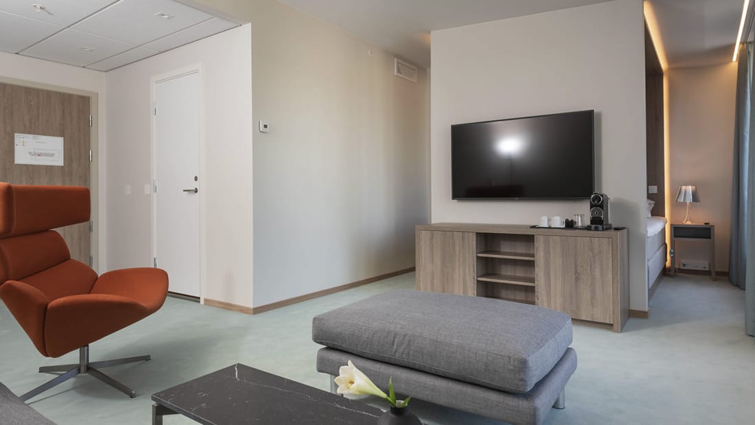 Soffa och fåtöljer framför tv:n i Junior Suite på Hotel Parken i Kristiansand