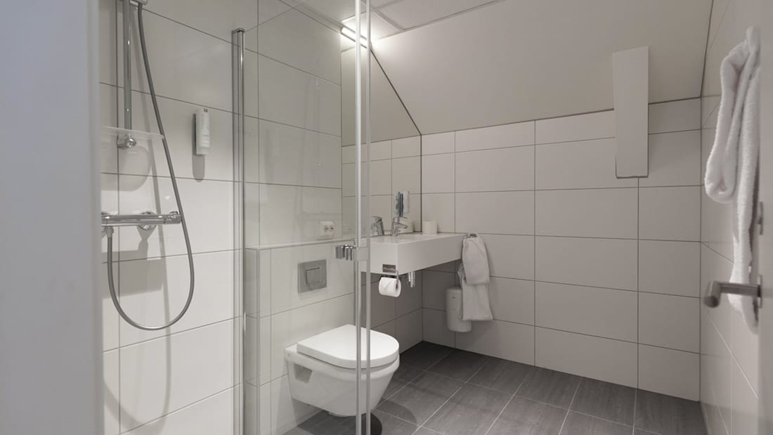 Dusch och toalett i badrummet i Erik Jørgensens svit på Hotel Parken i Kristiansand