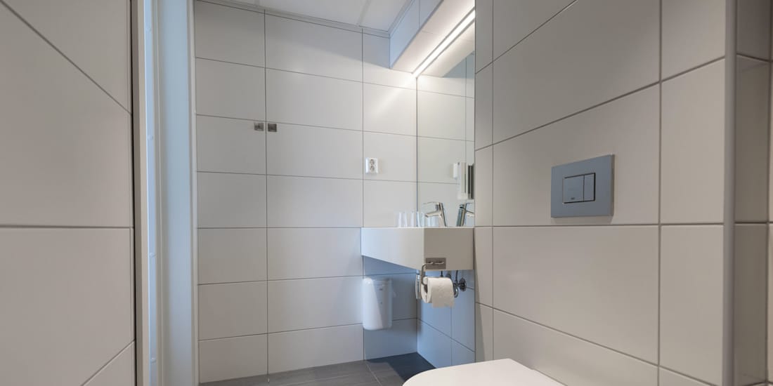 Vask og toalett på badet i Erik Jørgensen suite på Hotel Parken i Kristiansand