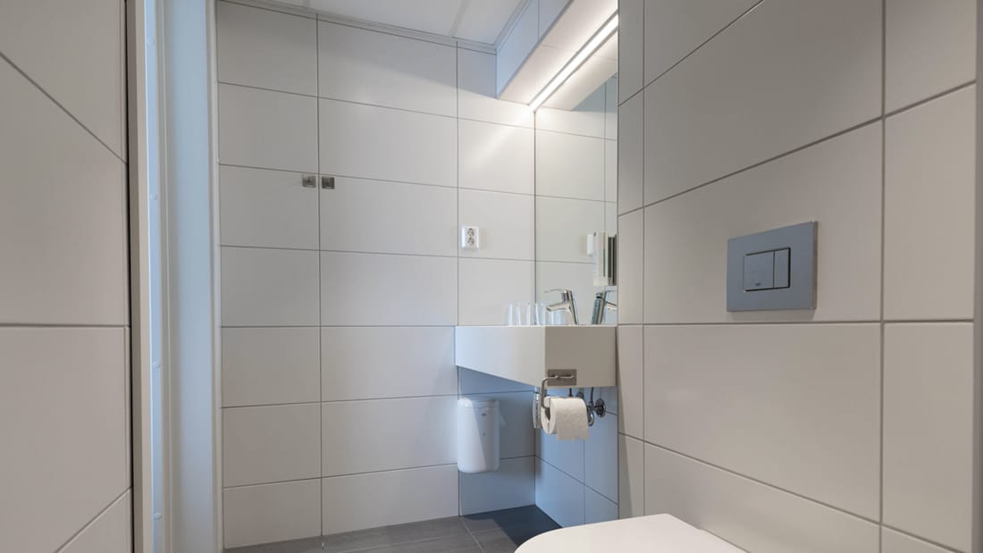 Handfat och toalett i badrummet i Erik Jørgensens svit på Hotel Parken i Kristiansand