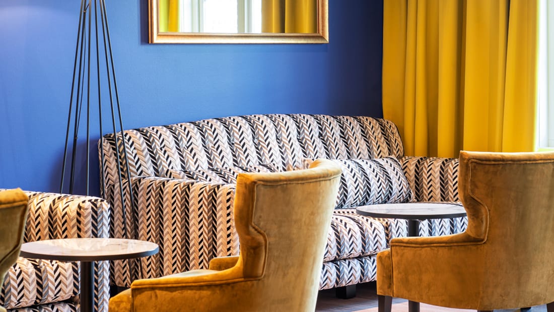 Pauseområde med stole og bord i konferenceafdelingen på Thon Hotel Kristiansund
