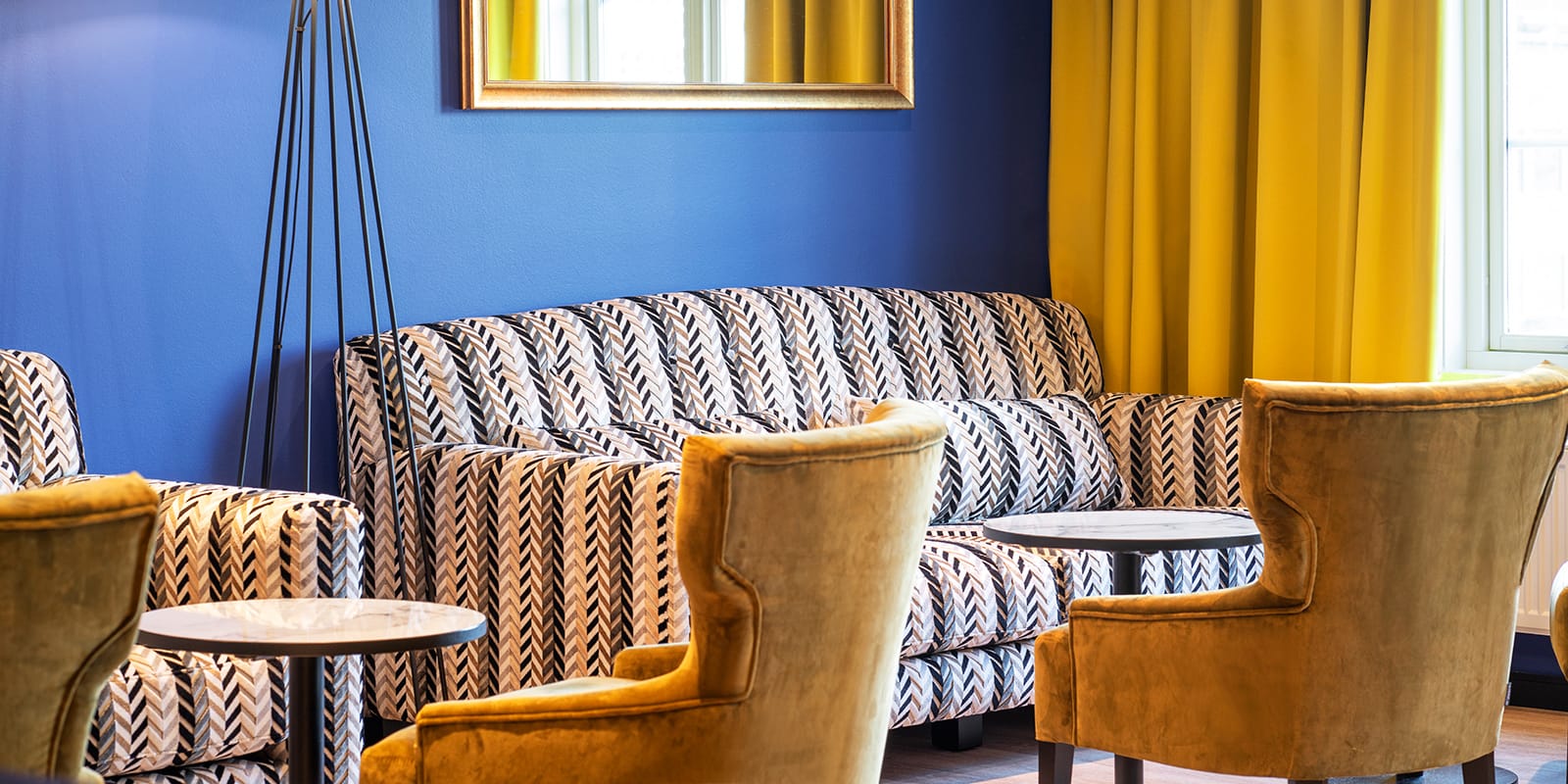 Pausområde med stolar och bord på konferensavdelningen på Thon Hotel Kristiansund