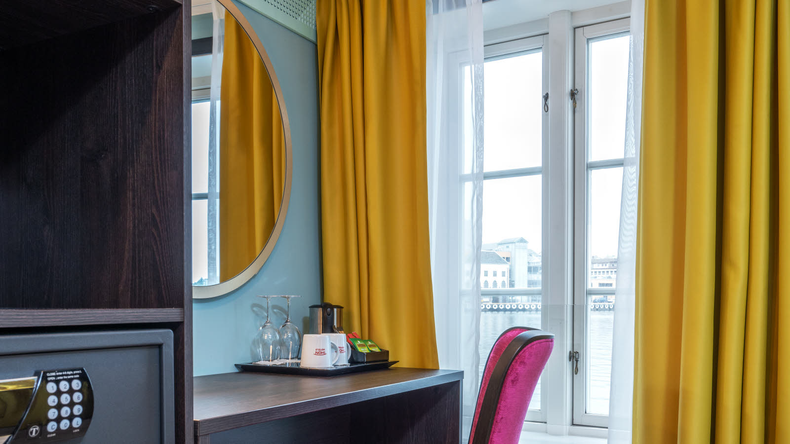 Standard room double Thon Hotel Kristiandsund skrivebord ved vindue