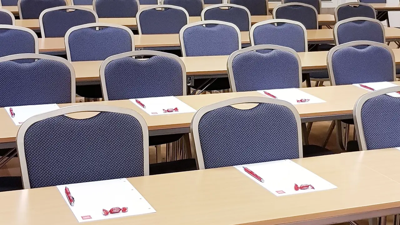 Konferenssal med klassrumsmöblering på Thon Partner Hotel Backlund.